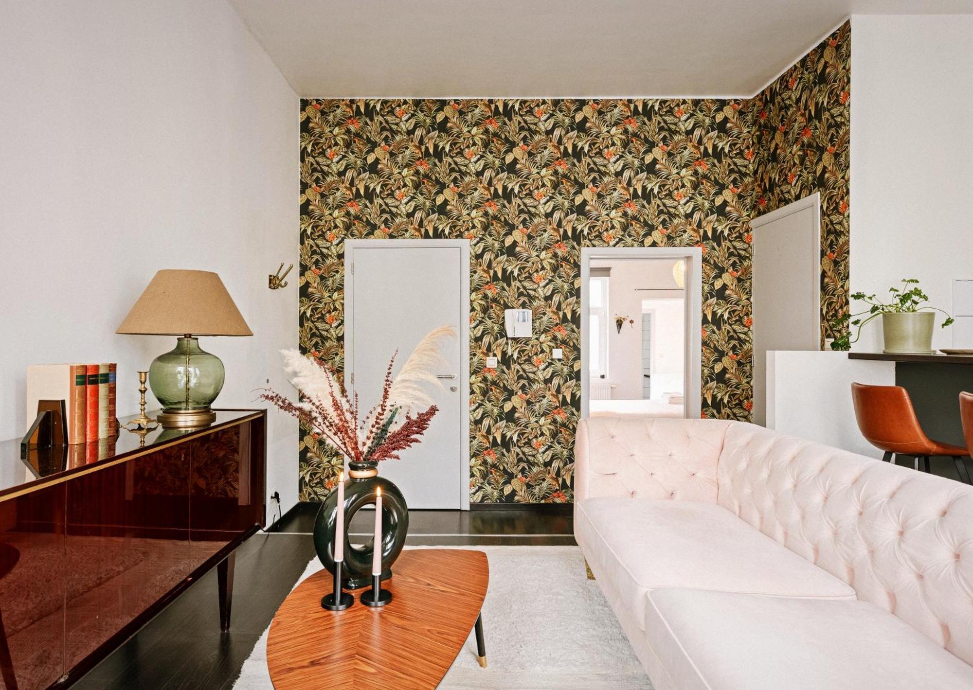 Unbeatable Location Explore On Foot! Apartment